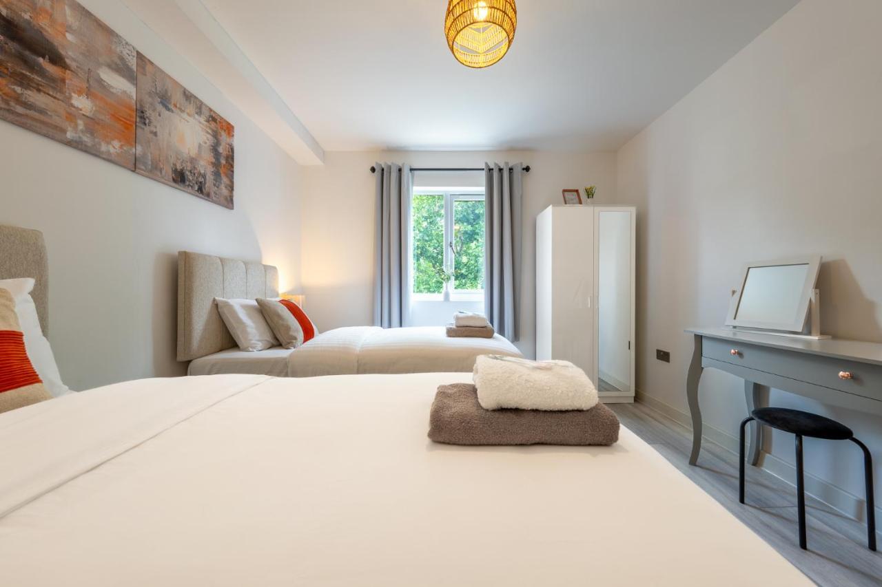 Ashview 6 - Heathrow - Windsor - Free Parking Apartment Staines-upon-Thames Exterior photo
